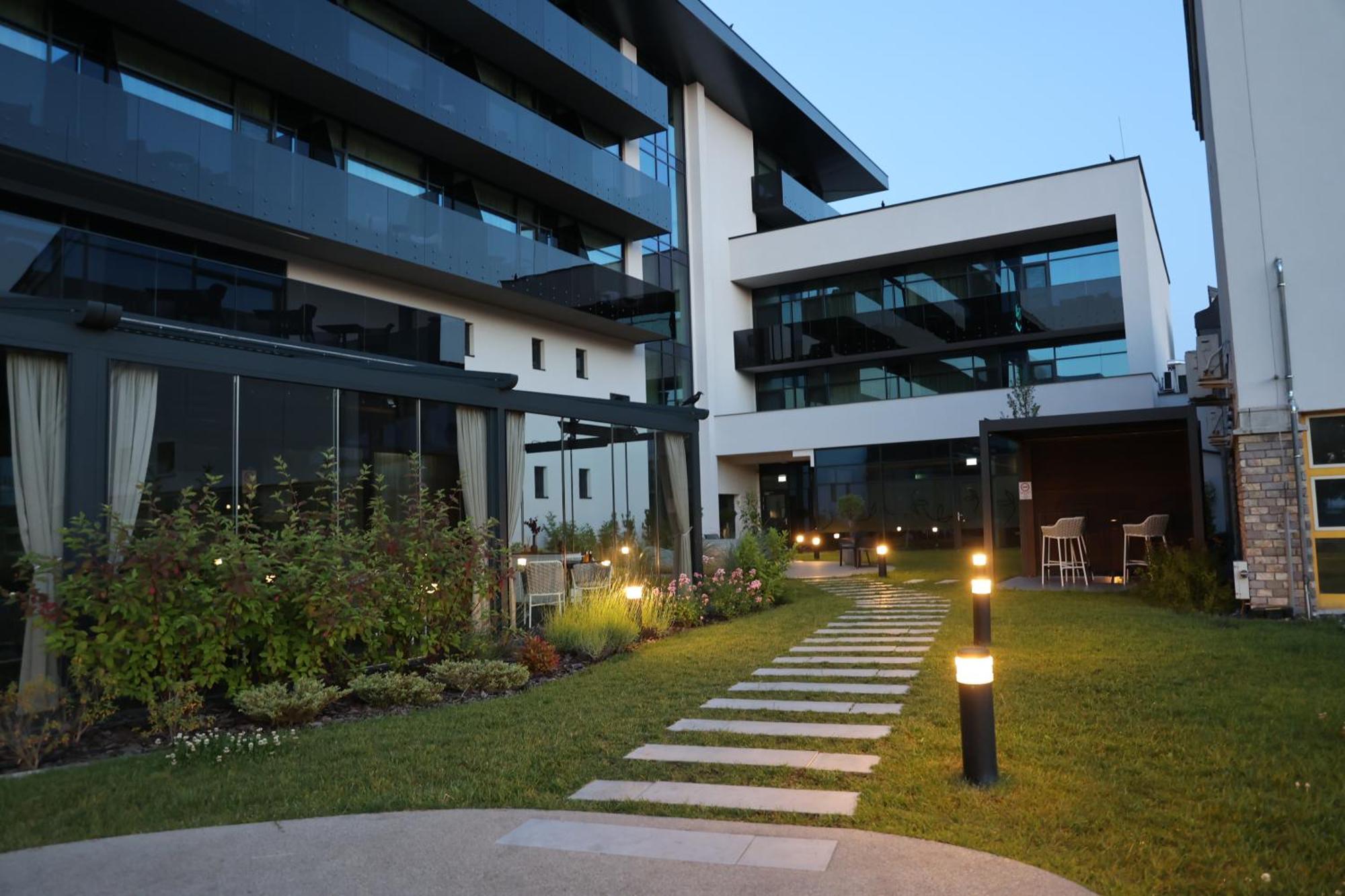 Tisia Hotel & Spa Tiszaujvaros Exterior photo