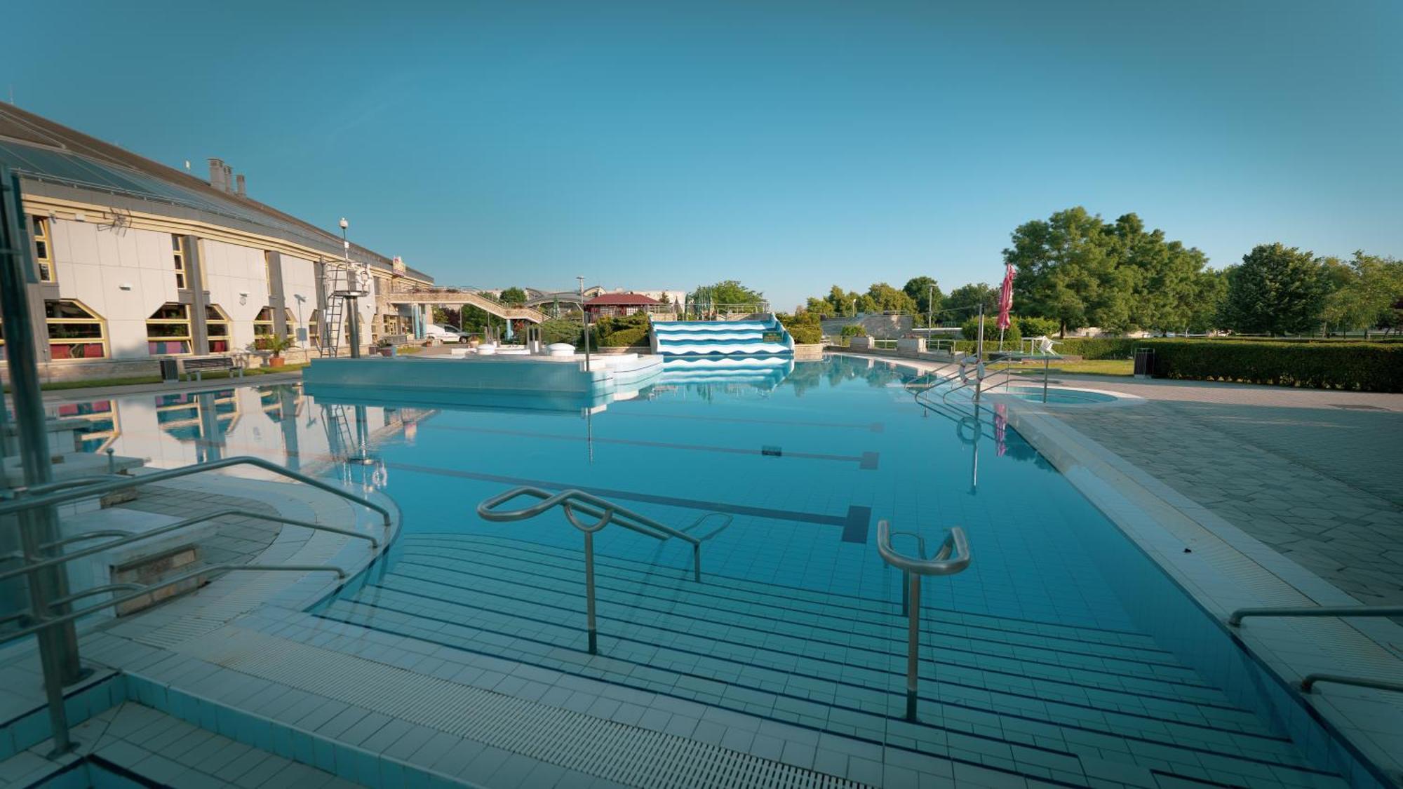 Tisia Hotel & Spa Tiszaujvaros Exterior photo